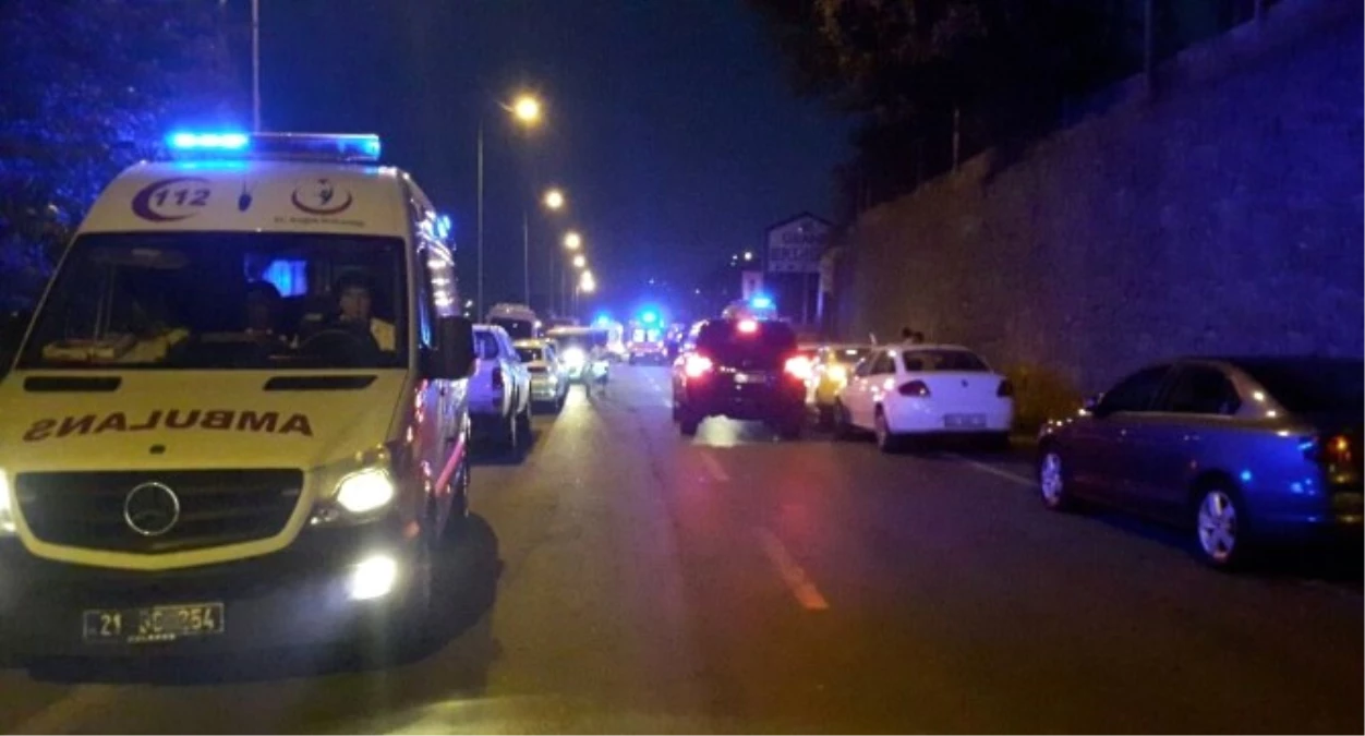 Diyarbakır\'da Polis Servis Aracının Geçişinde Patlama