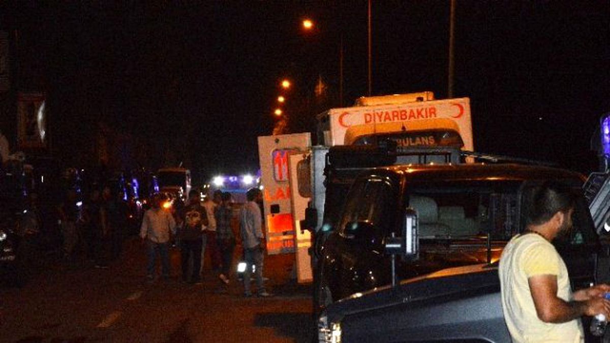 Diyarbakır\'da PKK Bombalı Araçla Saldırdı: 5 Sivil Öldü, 5\'i Polis 12 Yaralı (2)