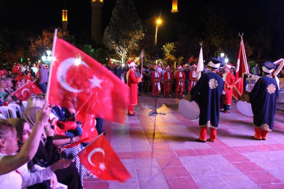 Edirne\'de Demokrasi Mitinglerine \'Mehterli\' Final