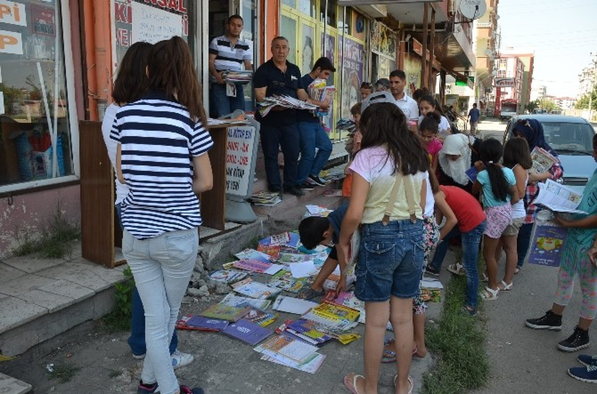 Iğdır\'da Ücretsiz Kitap Dağıtımı