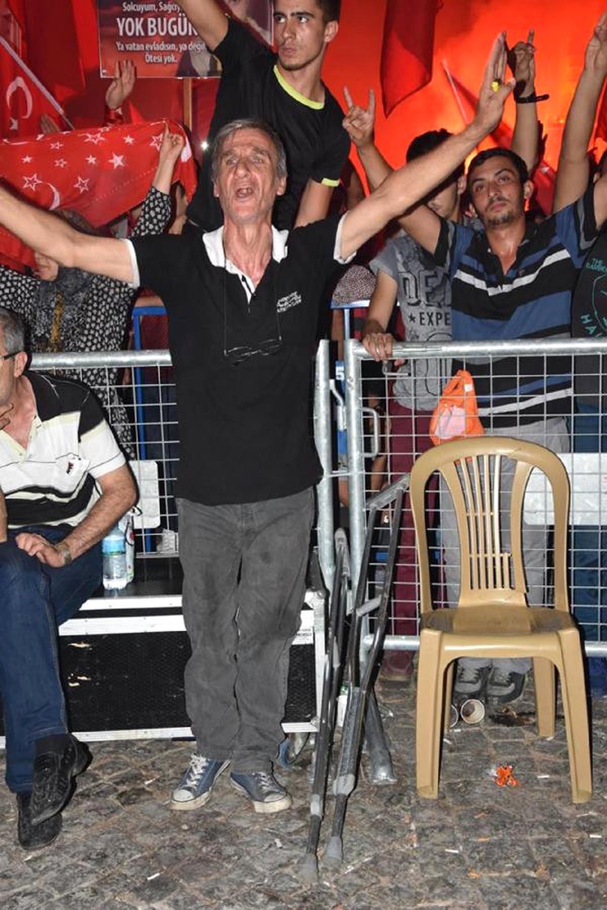 İzmir\'de İlk Günkü Coşkuyla Nöbete Devam