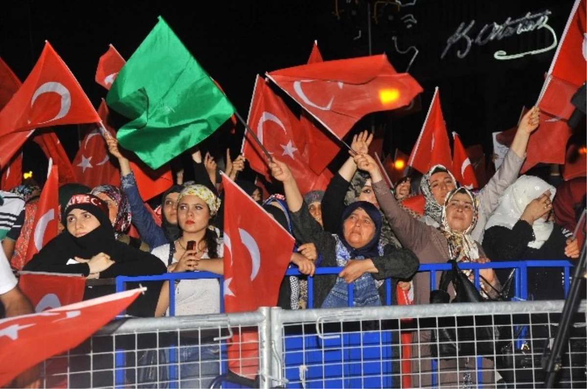 İzmir\'de Son Demokrasi Nöbeti de Coşku İçinde Geçti