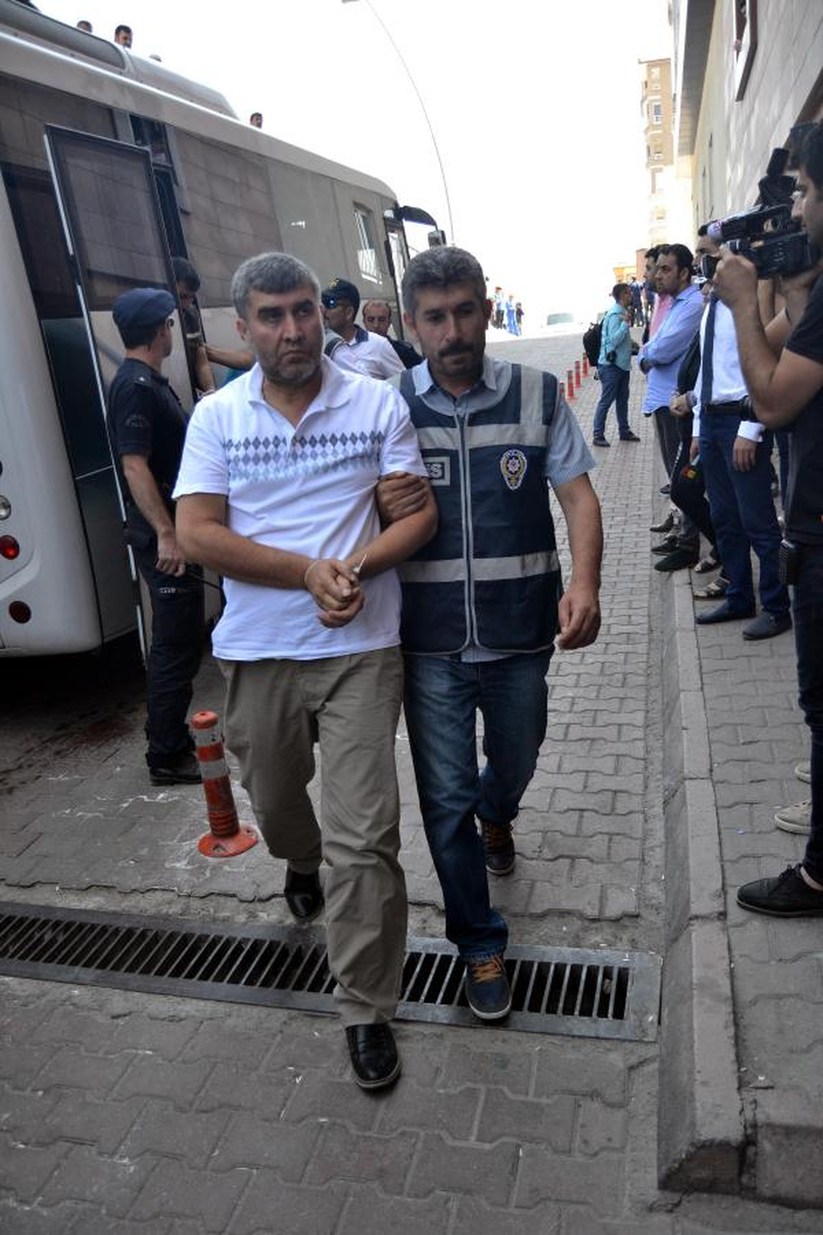 Kayseri\'de Gözaltına Alınan 30 Polis Memuru Nöbetçi Mahkemeye Çıkarıldı