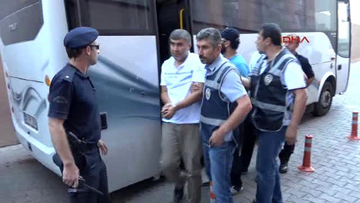 Kayseri\'de Gözaltına Alınan 30 Polis Memuru Nöbetçi Mahkemeye Çıkarıldı