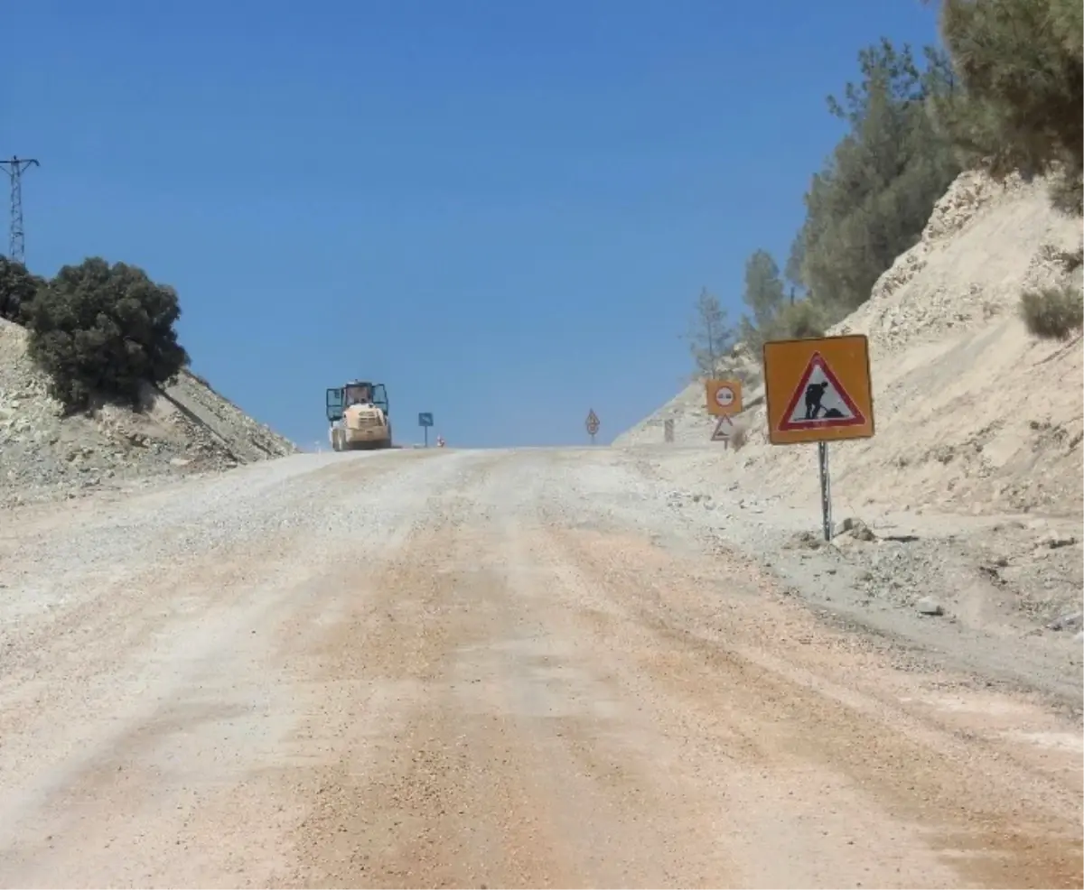 Kilis-İslahiye Karayolunda Yol Genişletme Çalışmaları Sürüyor