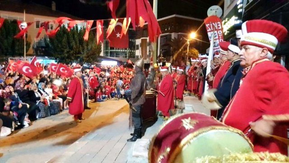 Kilis\'te Demokrasi Nöbeti Mehterli Gösteriyle Son Buldu