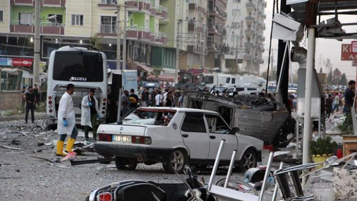 Kızıltepe\'de PKK Bombalı Araçla Saldırdı; 1 Polis Şehit Oldu, 2 Sivil Hayatını Kaybetti (3)