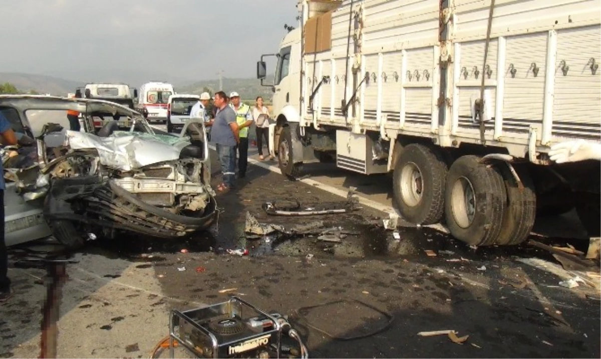 Osmaniye\'de Trafik Kazası: 3 Ölü, 5 Yaralı