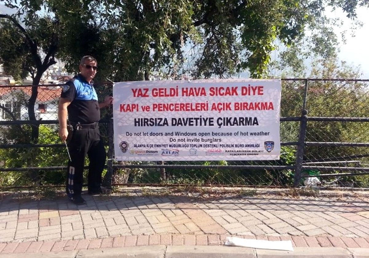 Polisten Sıcağa Karşı Pankartlı \'Hırsız\' Uyarısı Açıklaması