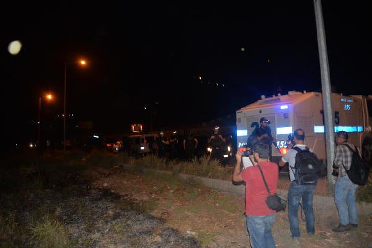 Sur\'da PKK Bombalı Araçla Saldırdı: 5 Sivil Öldü, 5\'i Polis, 12 Yaralı (3)
