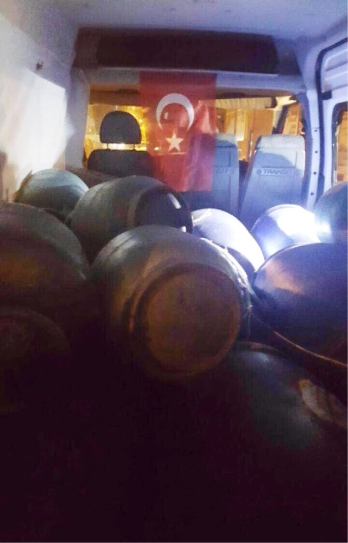 Tatvan'da Bir Minibüste 9 Varil Bomba Ele Geçirildi