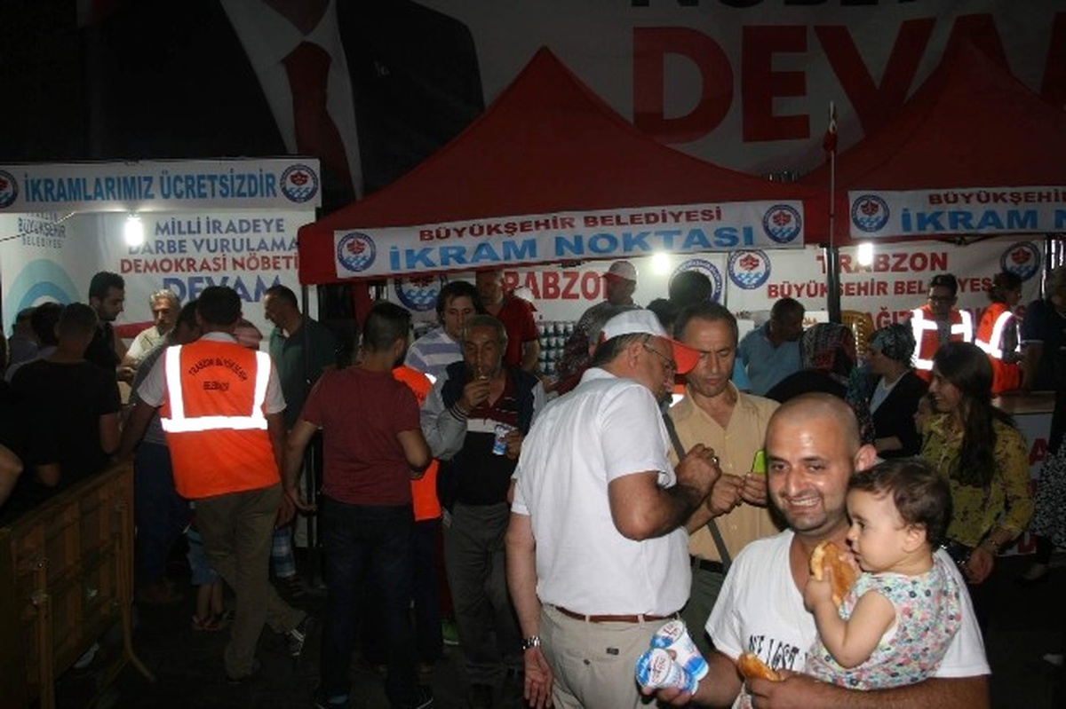 Trabzon\'da Son "Demokrasi Nöbeti"Nde Vatandaşlar Alanı Doldurdu