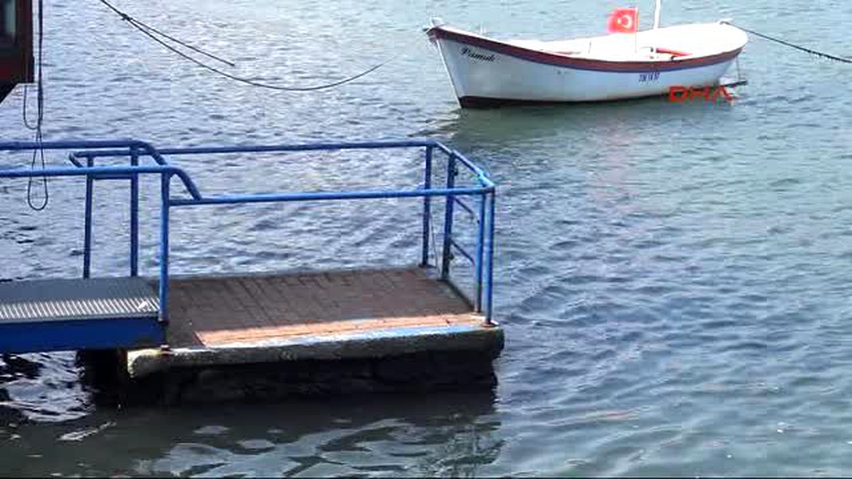 Zonguldak\'ta Atatürk\'ü Karşılayan Kızın Heykeli Dikildi