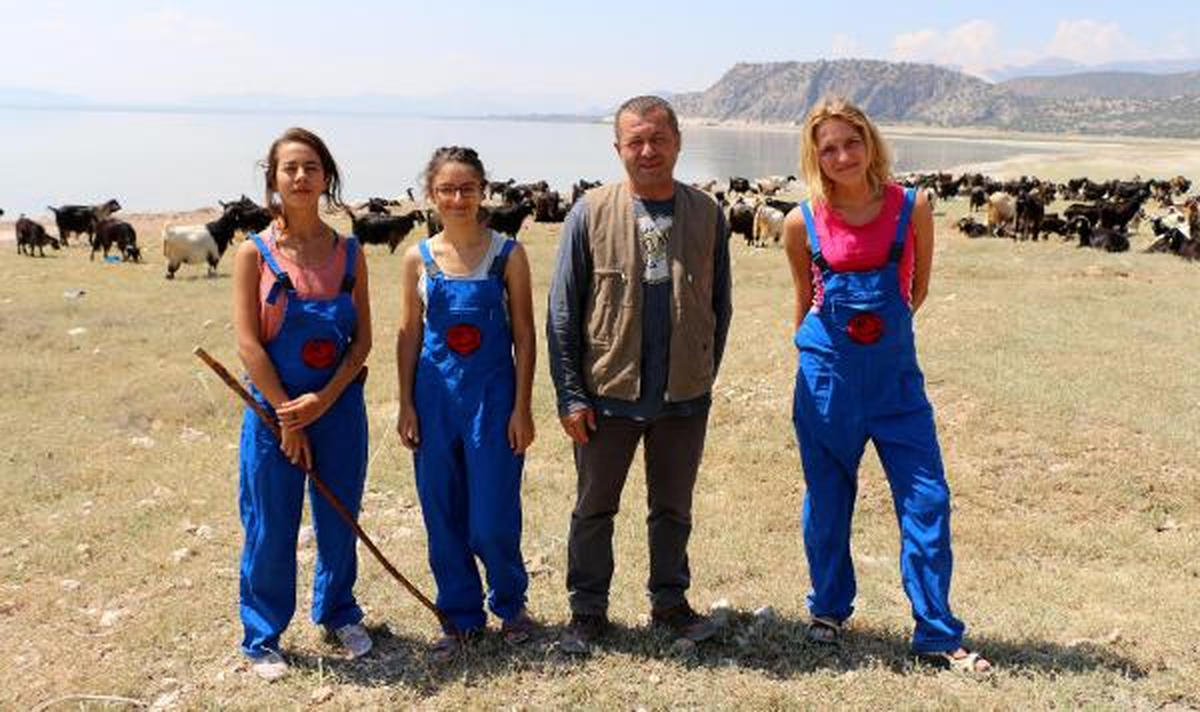 3 Üniversiteli Kız Lisinia'da Gönüllü Çoban Oldu