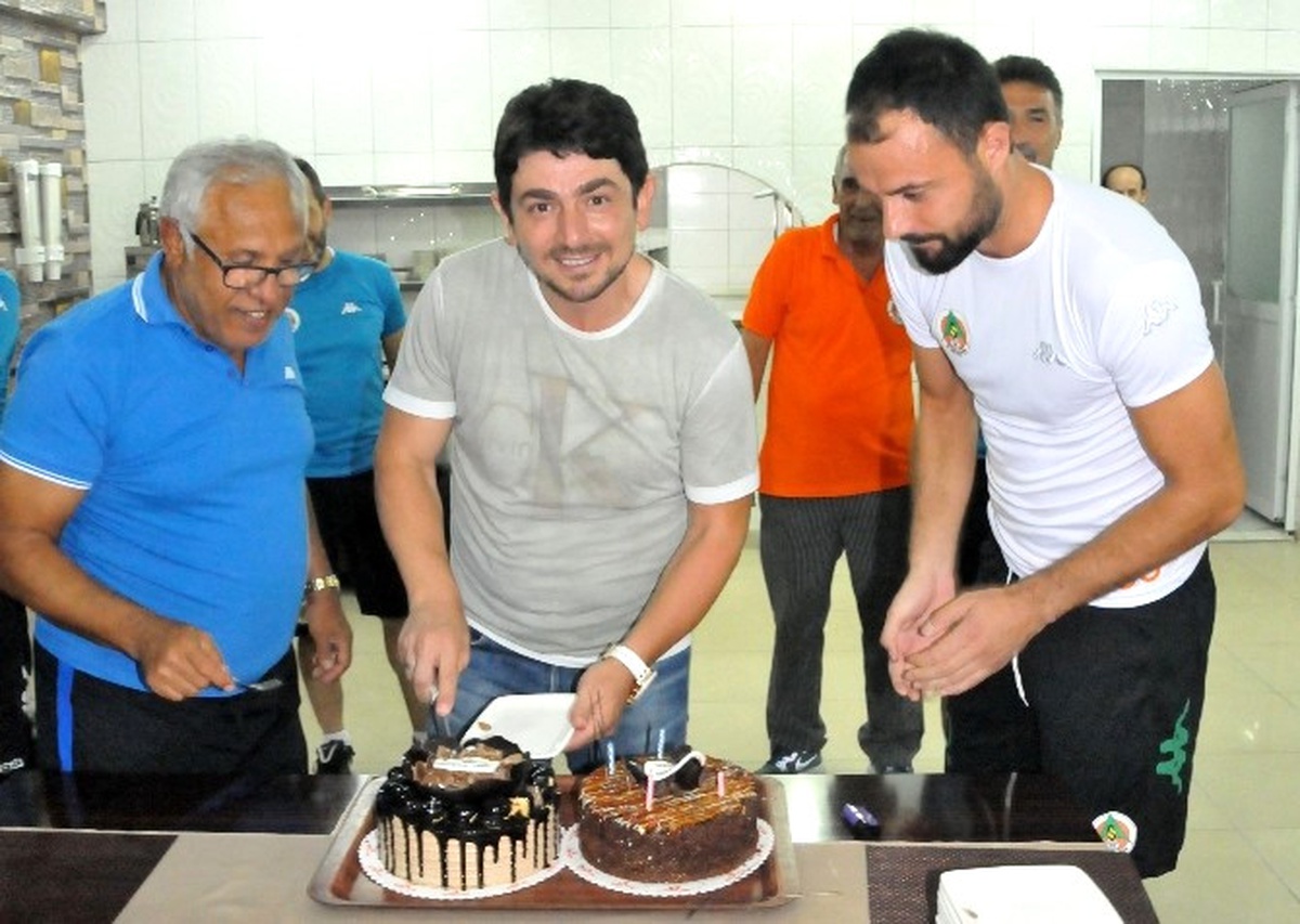 Alanyaspor\'da Sportif Direktör Taner Savut\'a Doğum Günü Sürprizi