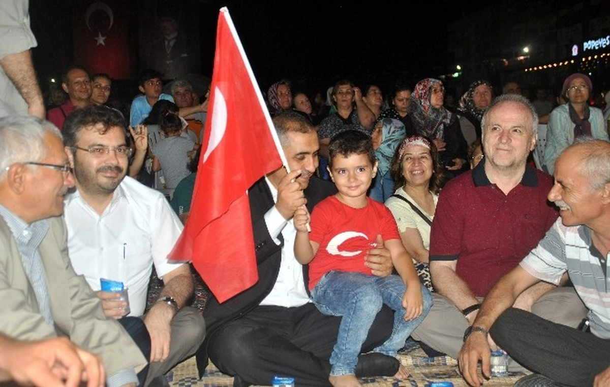 Aydın\'da Son \'Demokrasi Nöbeti\' Coşku İçinde Geçti