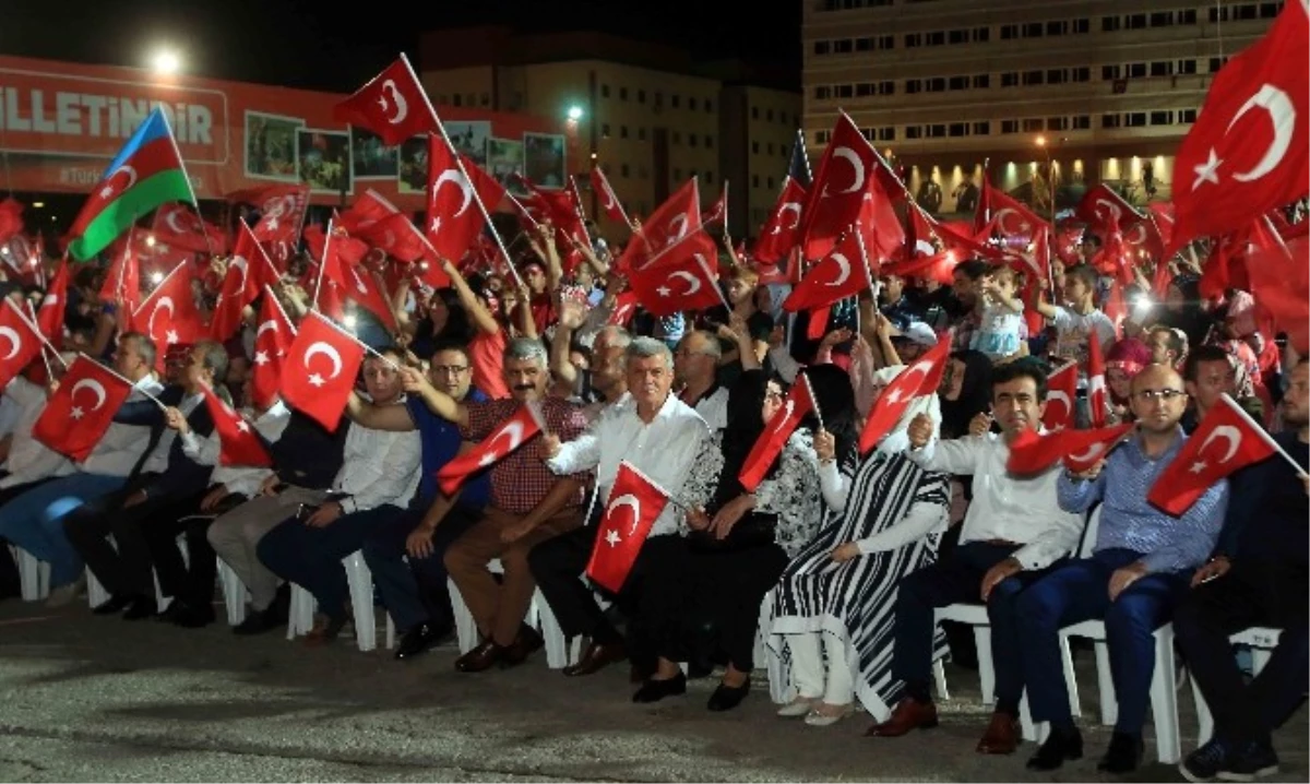 Başkan Karaosmanoğlu, Milli İrade ve Demokrasi Nöbetine Katıldı