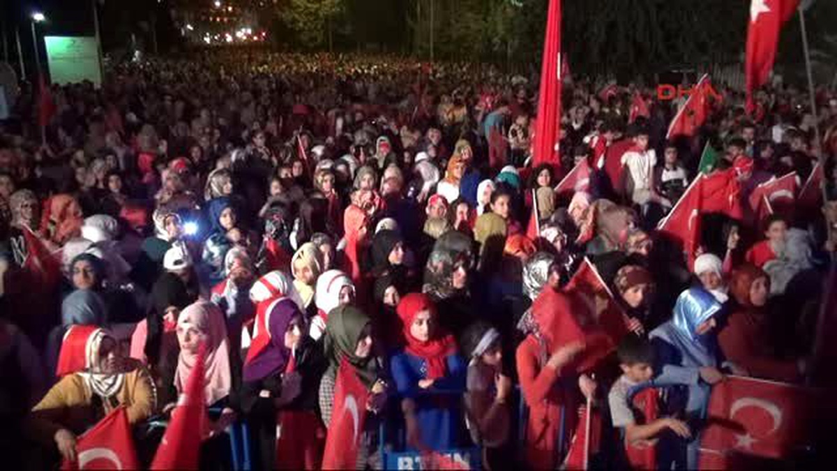 Batman\'lı Çift Kına Gecesini Demokrasi Nöbetinde Geçirdi