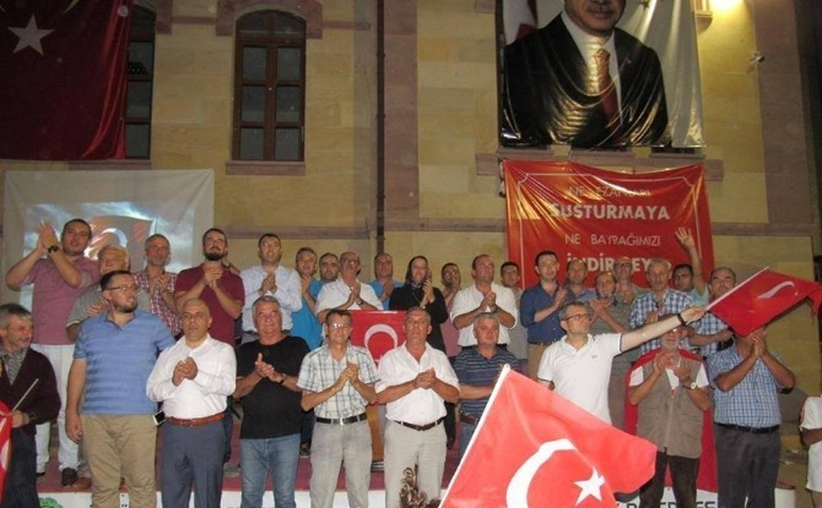 Biga\'da Son Demokrasi Nöbeti Coşkulu Geçti