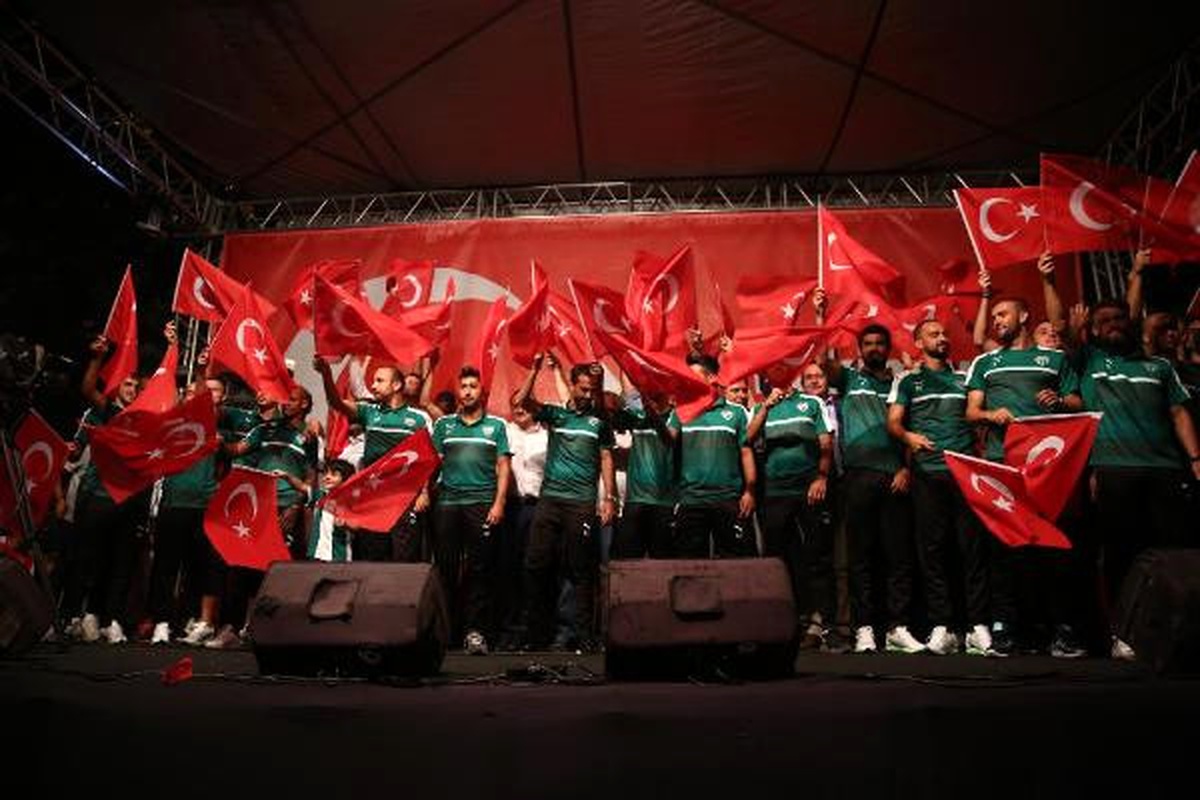 Bursasporlu Futbolcular, Demokrasi Nöbetinin Son Gününde Vatandaşları Yalnız Bırakmadı