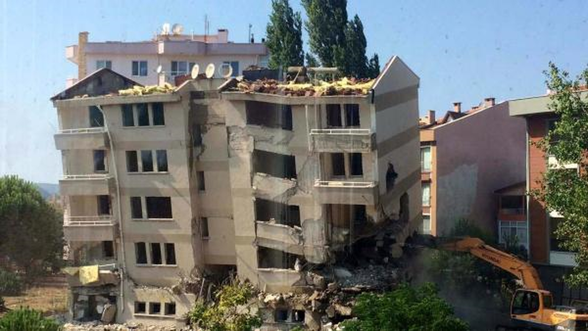 Çanakkale\'de 5 Katlı Polis Lojmanı Yıkıldı