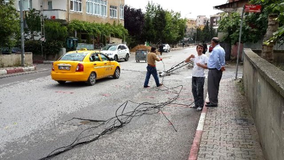 Açık Unutulan Kamyon Damperi Elektrik Tellerini Kopardı