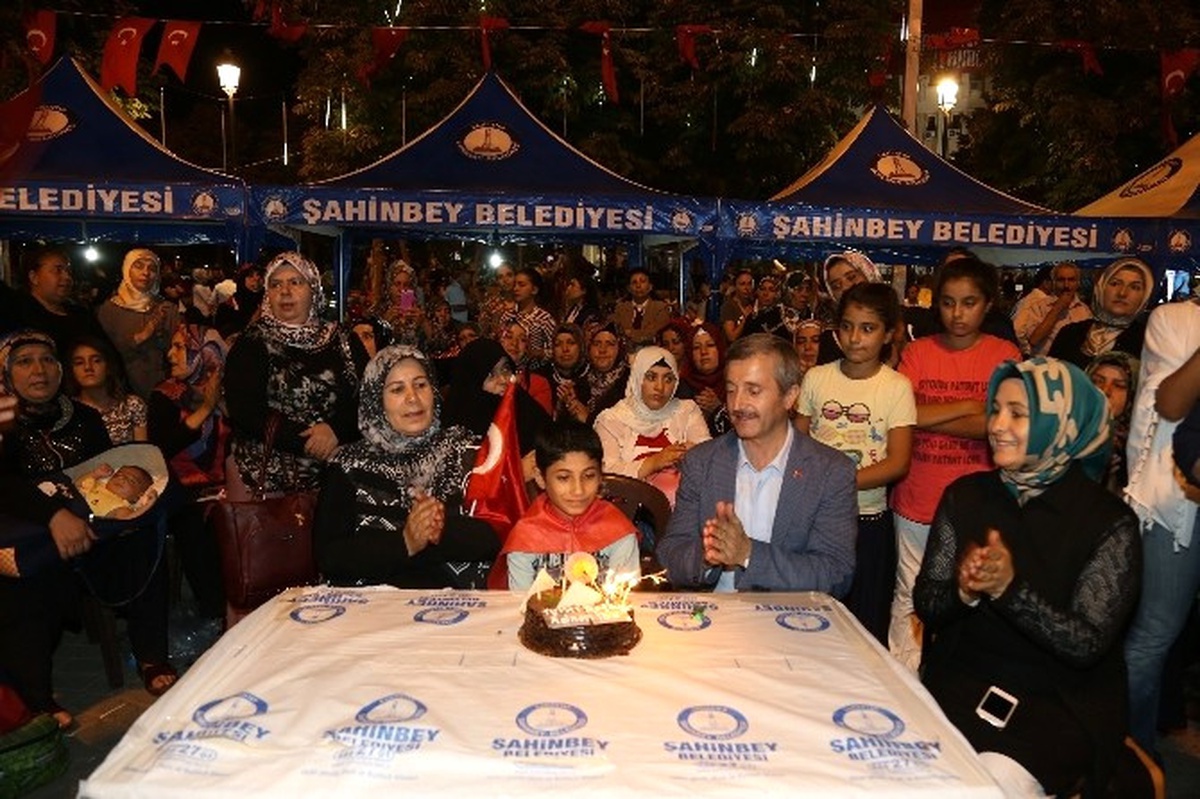 Demokrasi Meydanı\'nda Doğum Günü Kutlaması
