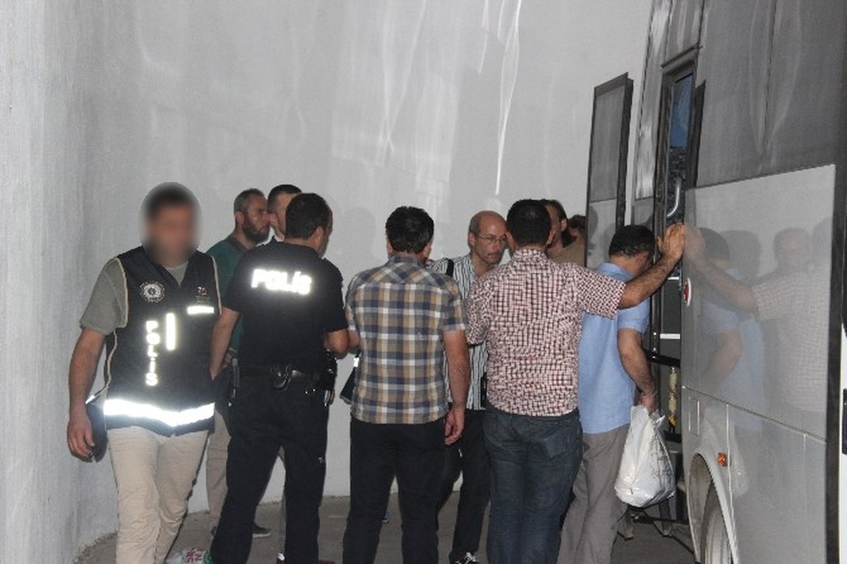Denizli\'de 30 Akademisyen Tutuklandı