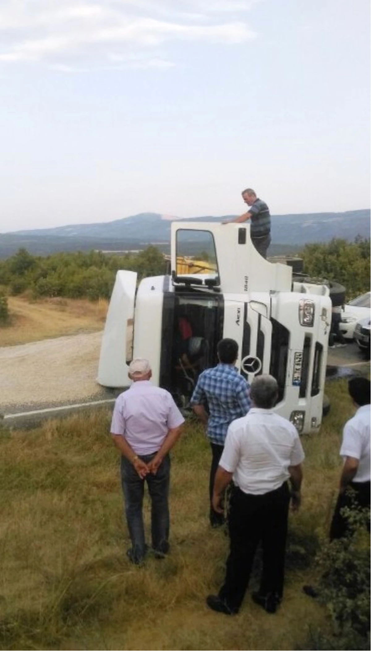 Devrilen Kamyon Malkara-Şarköy Yolunu Ulaşıma Kapadı