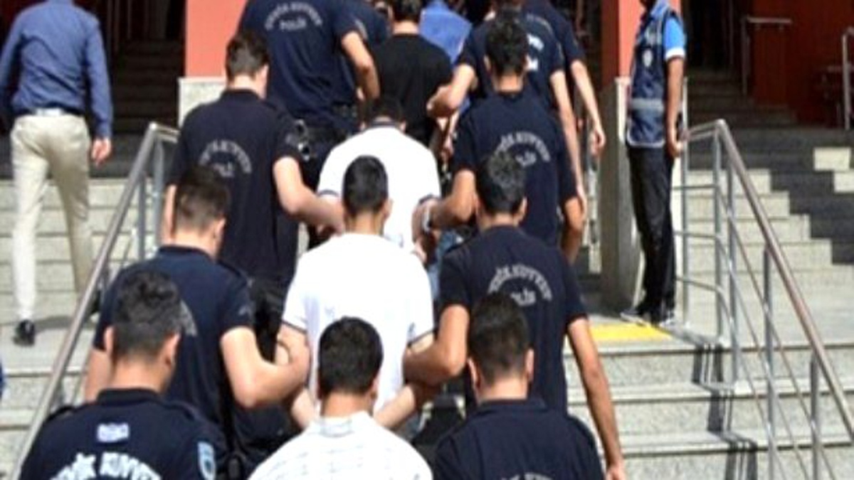 Diyarbakır\'da 24 Polis Daha Gözaltına Alındı