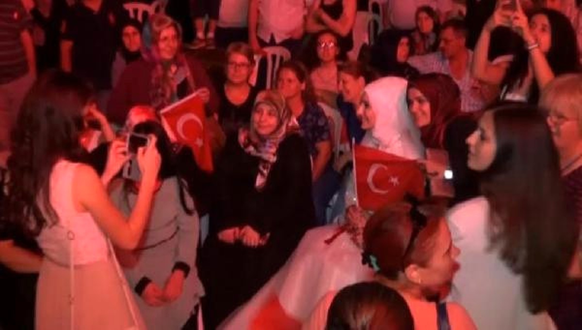 Düğünden Çıkıp Demokrasi Nöbetine Katıldılar