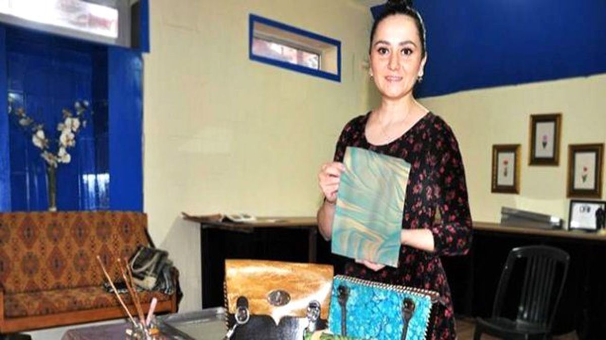 Ebru Sanatını Deriyle Buluşturup "Eşsiz" Çantalar Üretiyor