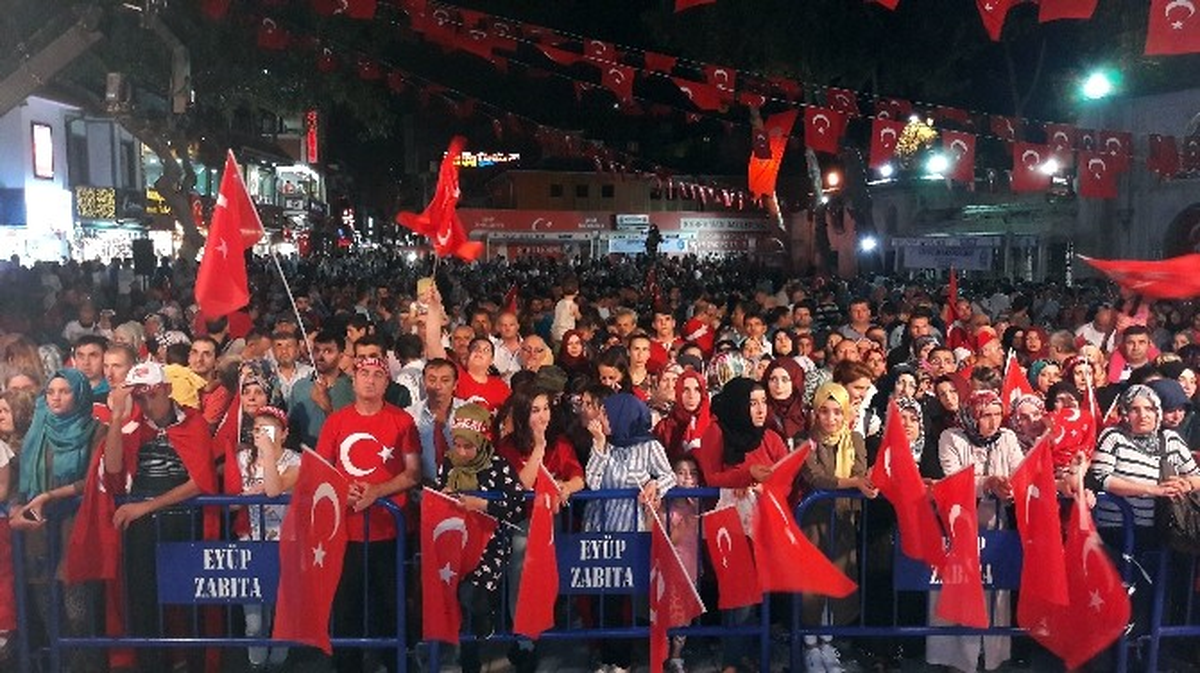 Eyüp\'te Demokrasi Nöbeti Tutan Vatandaşlara Berat Belgesi Takdim Edildi