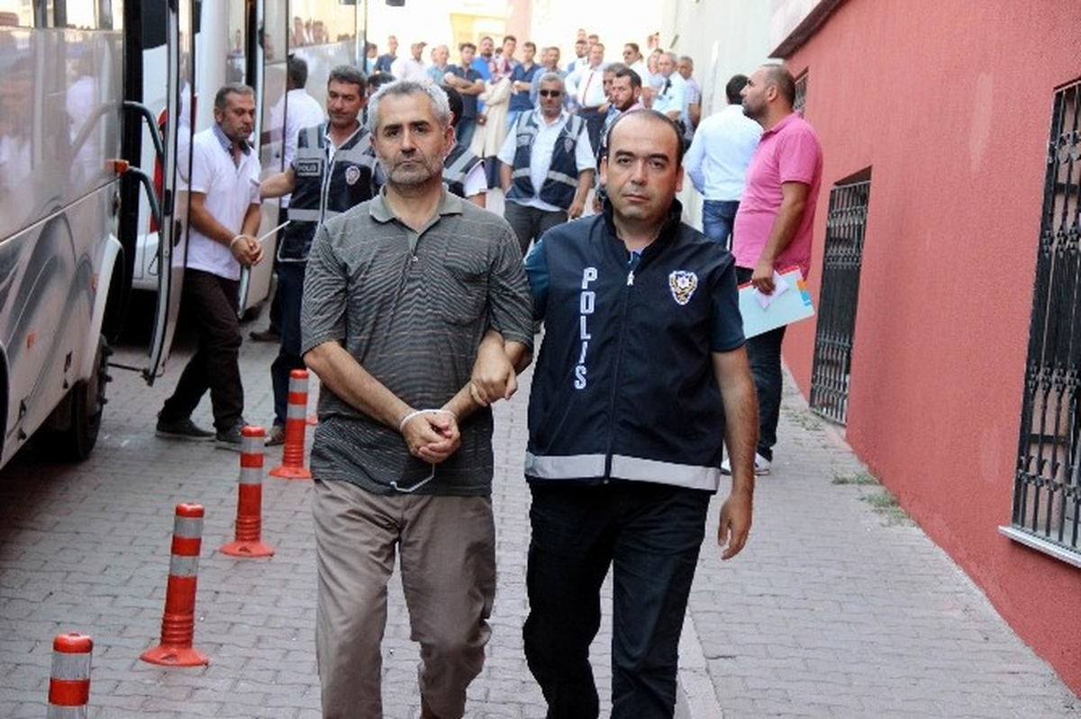Fetö/pdy Operasyonunda Gözaltına Alınan 40 Polis Adliyeye Çıkarıldı