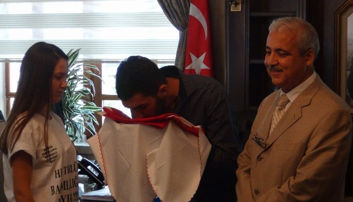 Gençlerden Vali Güvençer\'e Anlamlı Ziyaret