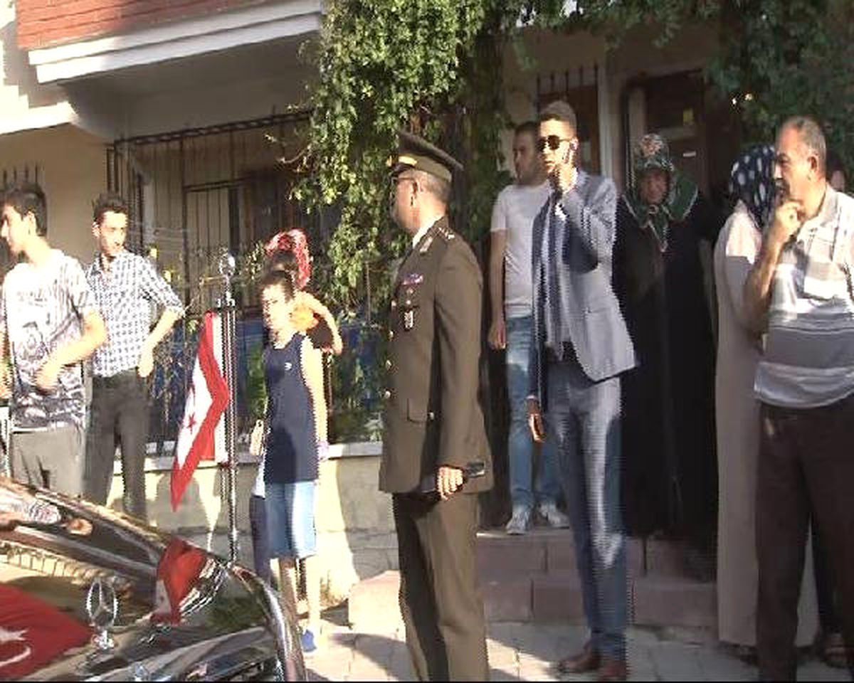 Genelkurmay Başkanı Akar, Şehit Ailesini Ziyaret Etti