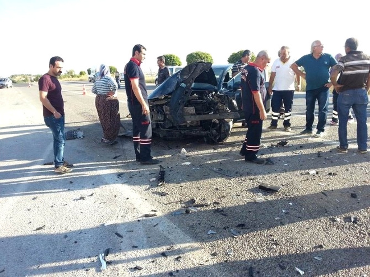 Hüyük\'te İki Otomobil Çarpıştı: Üç Yaralı