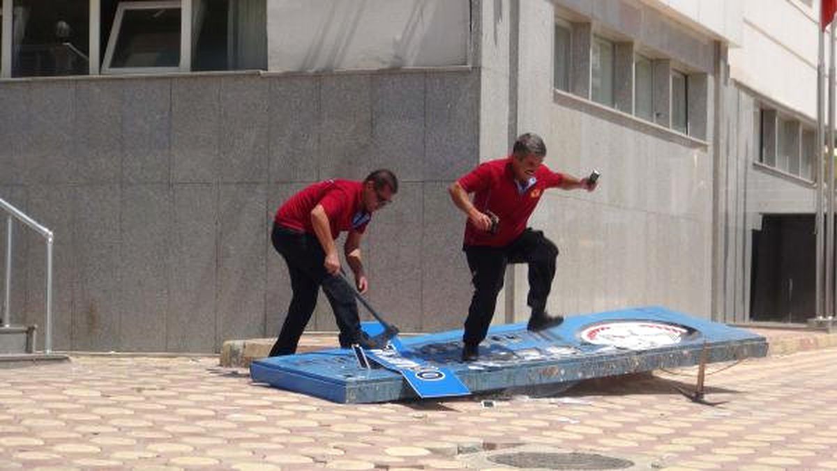 Kapatılan Okulun Tabelası Tekbirle İndirildi, Balyozla Parçalandı