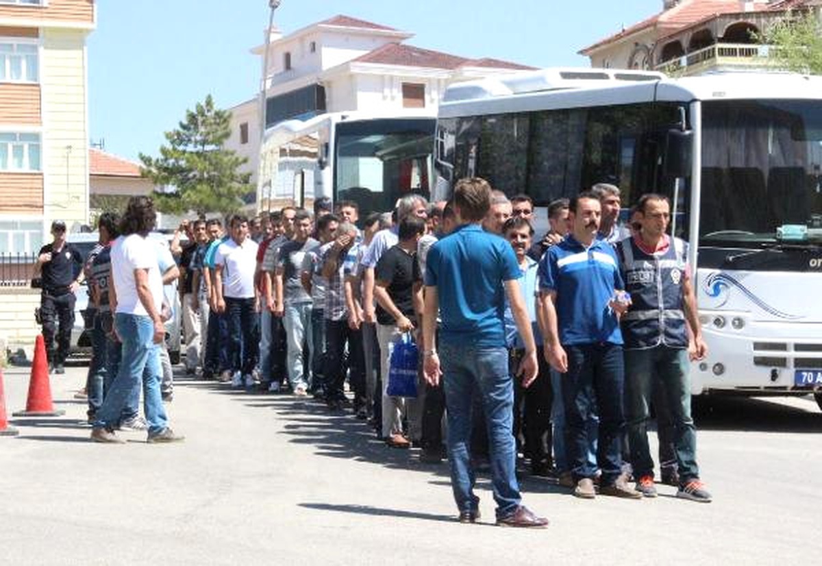 Karaman\'de Fetö/pdy Operasyonunda Gözaltına Alınan 28 Kişi Adliyeye Sevk Edildi