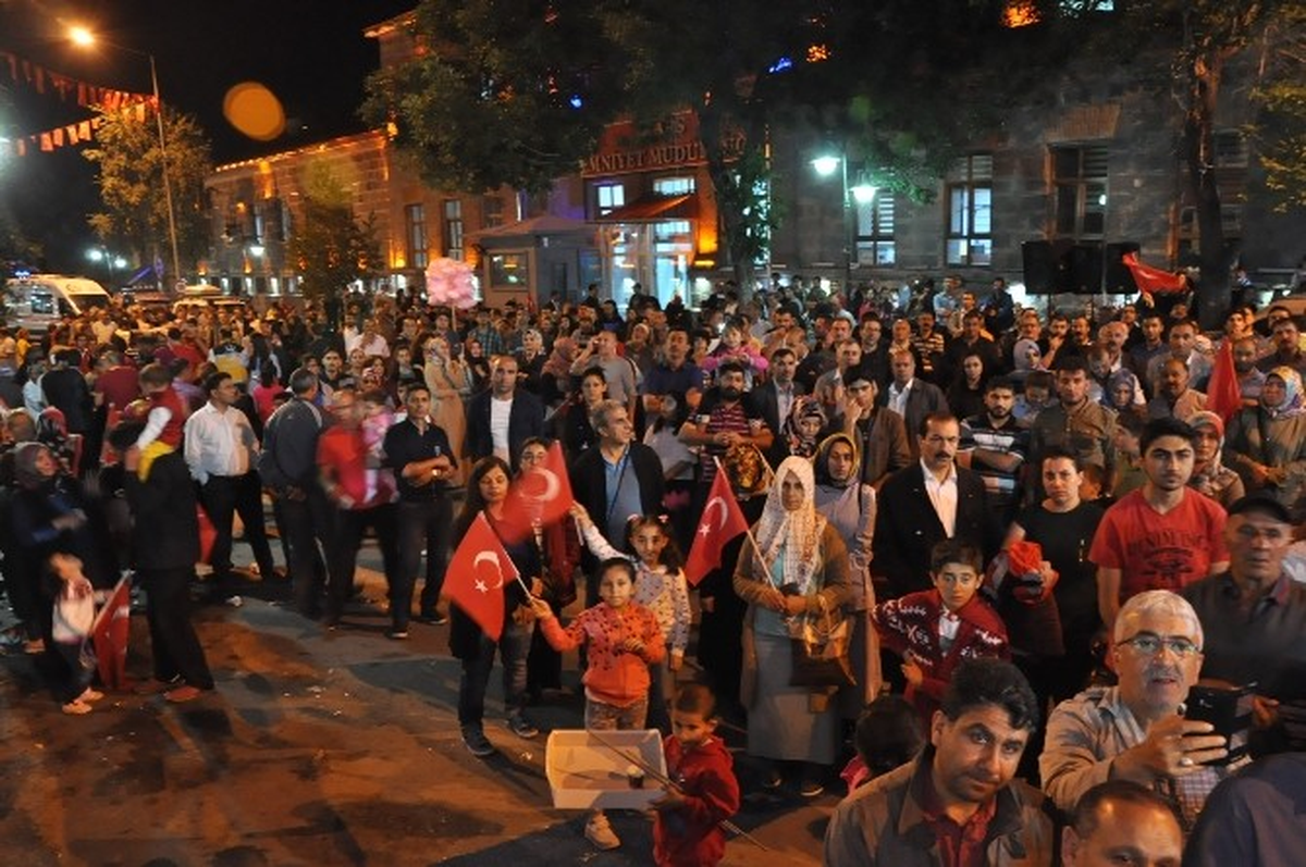 Kars\'ta Fetö\'nün Darbe Girişimine Tepkiler Sürüyor