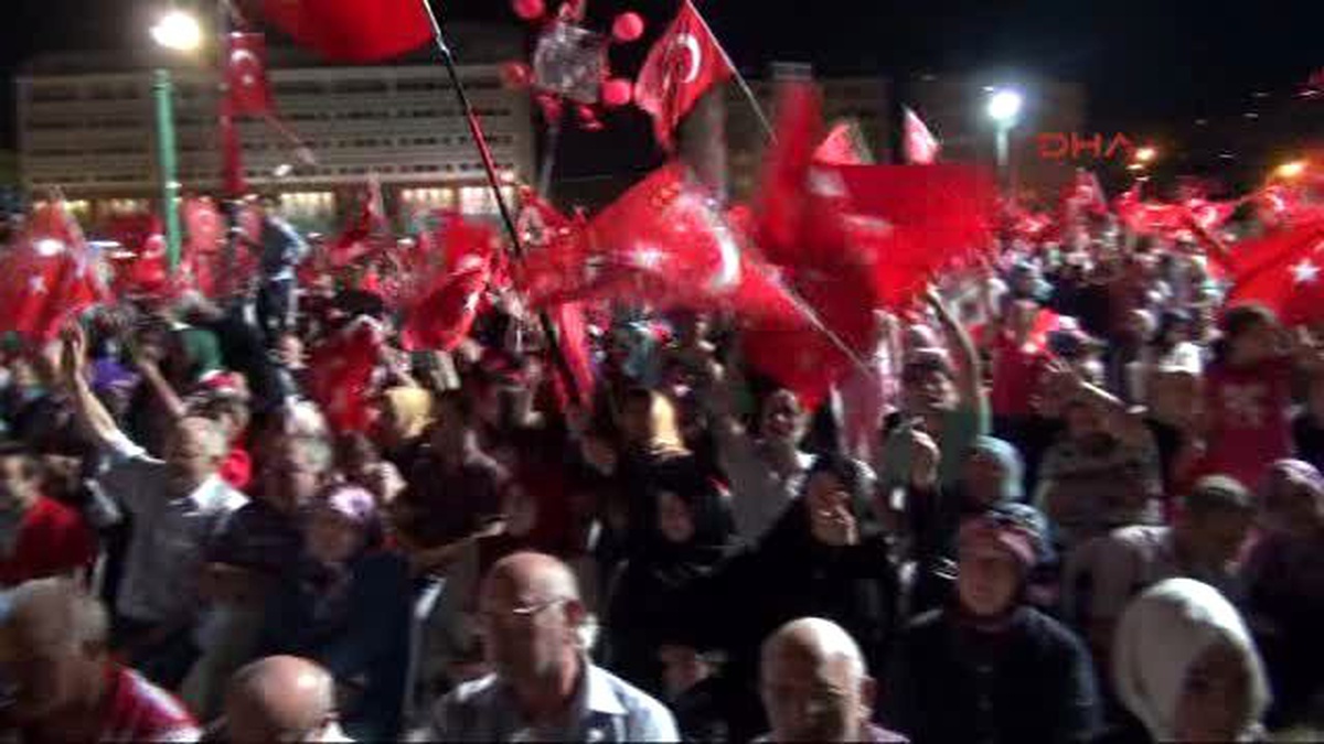 Kocaeli Demokrasi Nöbeti\'ne Katılanlara Her Gün Erik Dağıttı