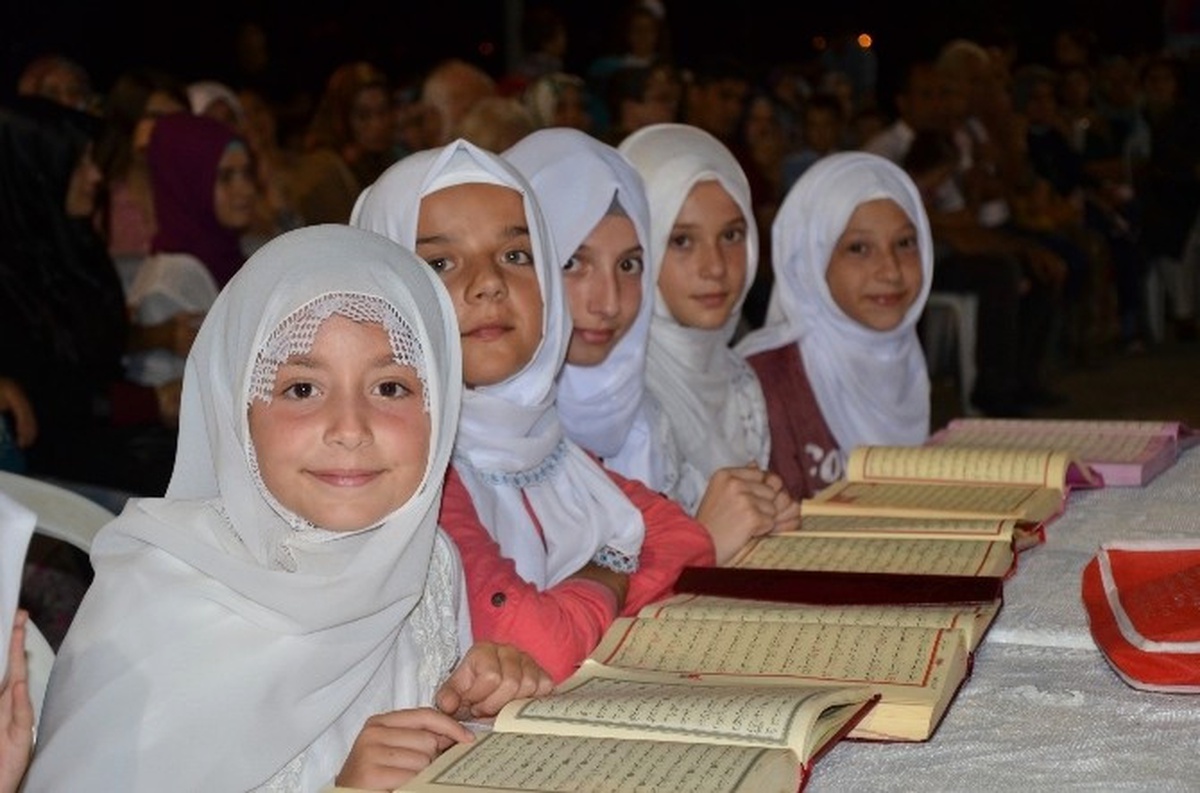 Kur\'an Kursunu Bitiren Miniklerin Mezuniyet Coşkusu