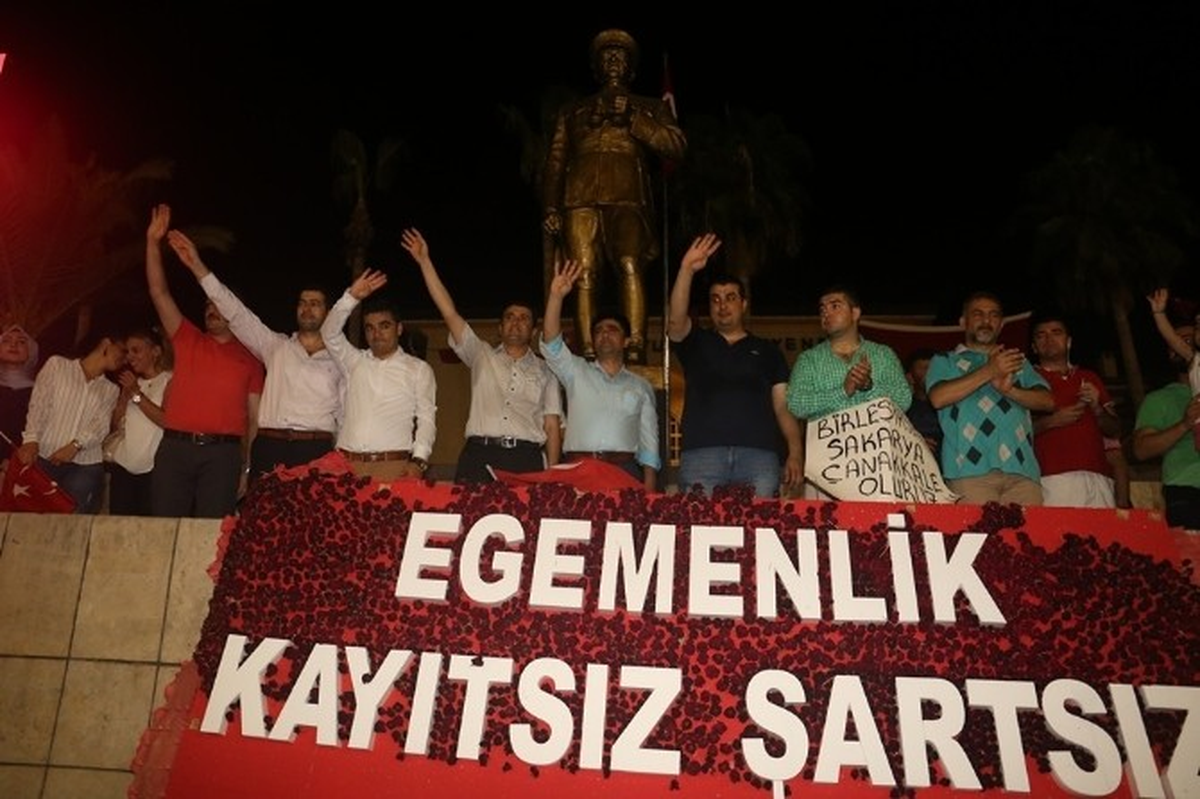 Mersin\'de \'Demokrasi Nöbeti\' Coşkuyla Sonlandı