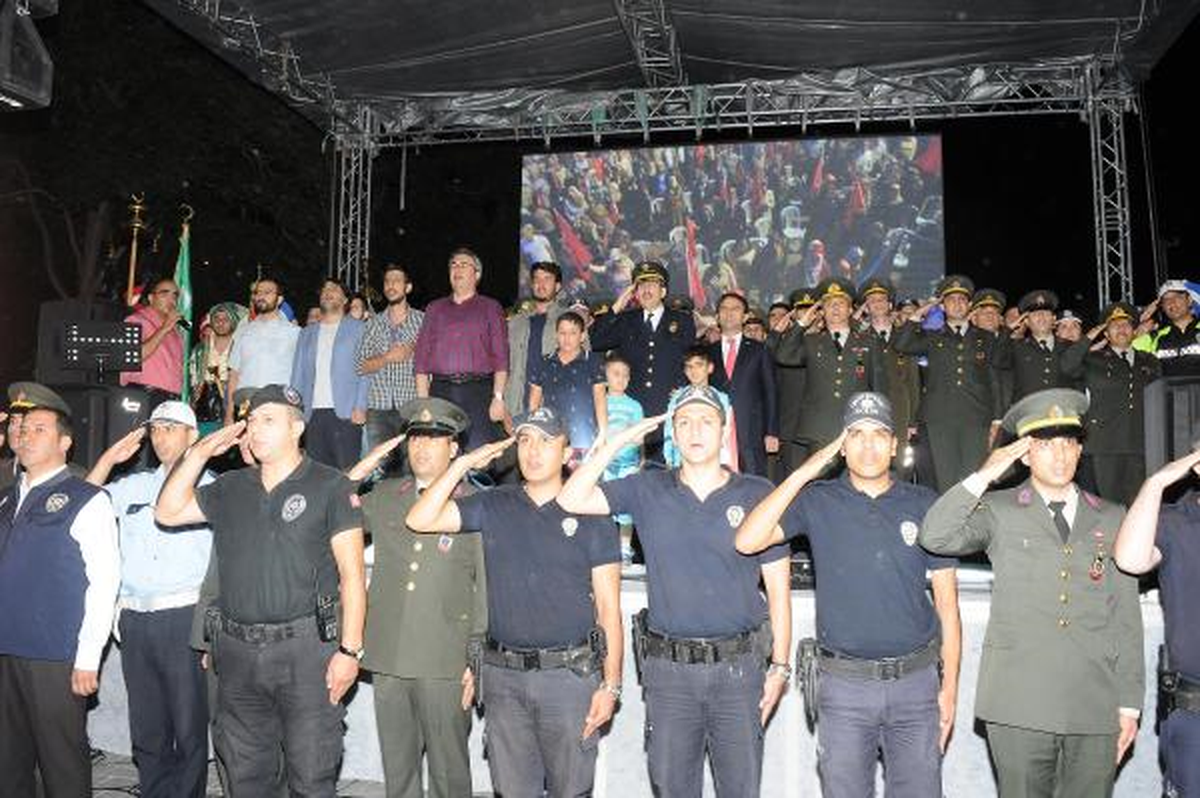 Nevşehir\'deki \'Demokrasi Nöbeti\'nde Asker ve Polisler Platforma Davet Edildi
