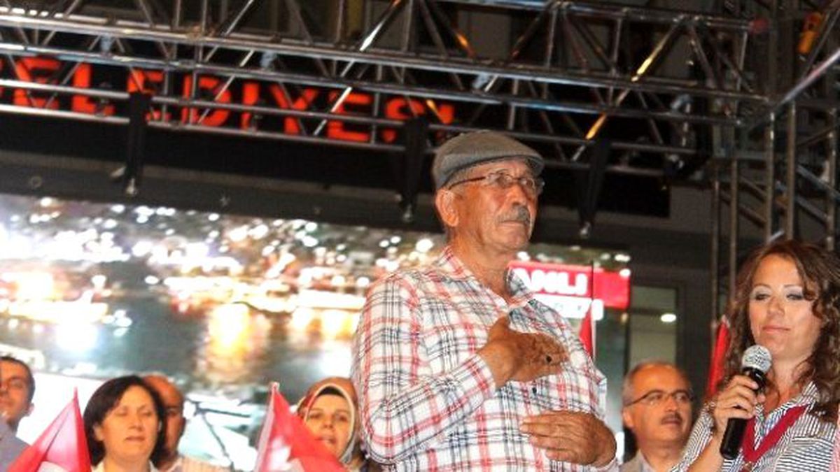 Şehit Ömer Halisdemir\'in Babası Çekmeköy\'de Demokrasi Nöbetine Katıldı