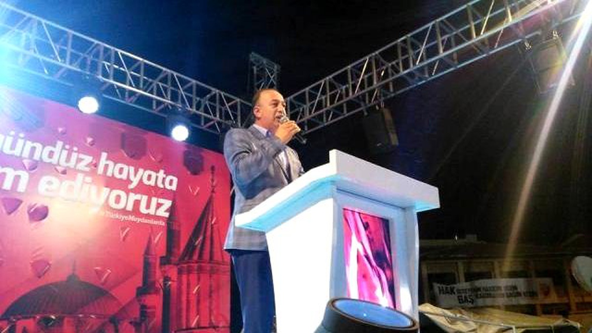 Özdemir, demokrasi mitinginde Konyalılara hitap etti