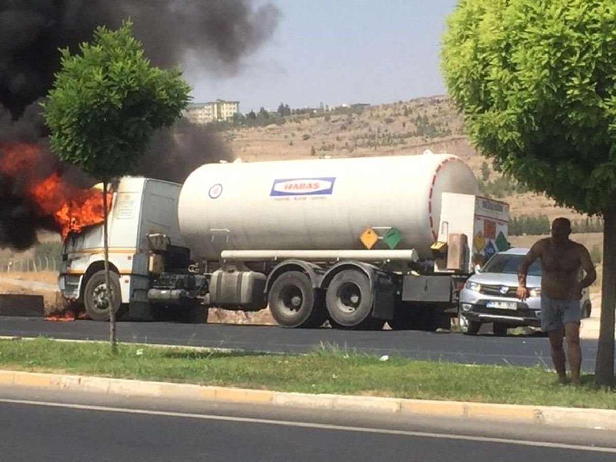 Şanlıurfa'da Yakıt Dolu Tanker Alev Aldı