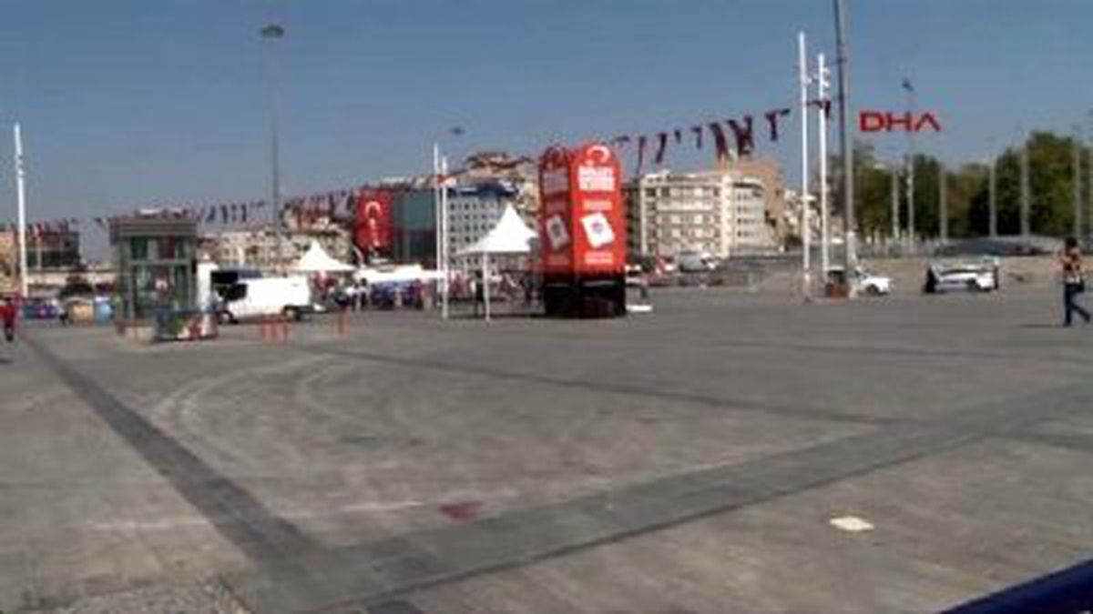 Taksim'de Şüpheli Bavul Alarmı! Meydan Kapatıldı