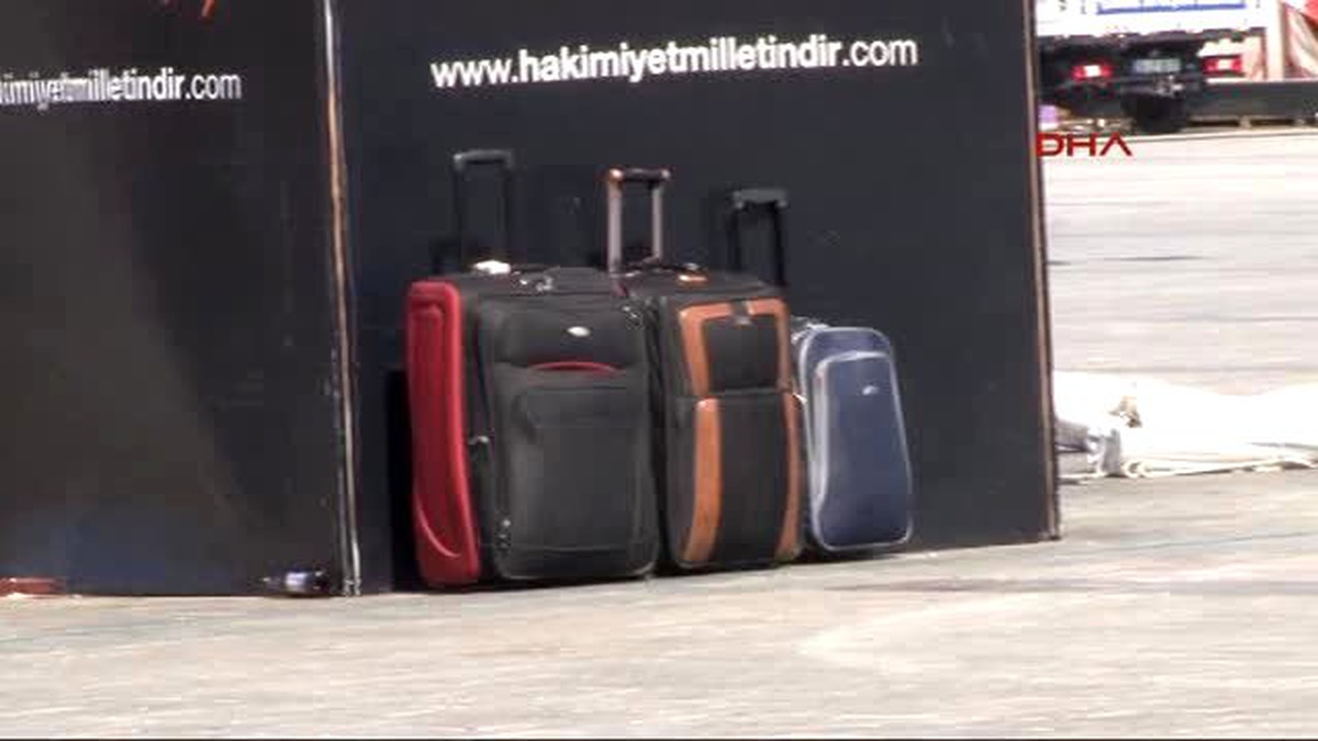 Taksim Meydanı\'nda Sahipsiz 3 Bavul Polisi Alarma Geçirdi