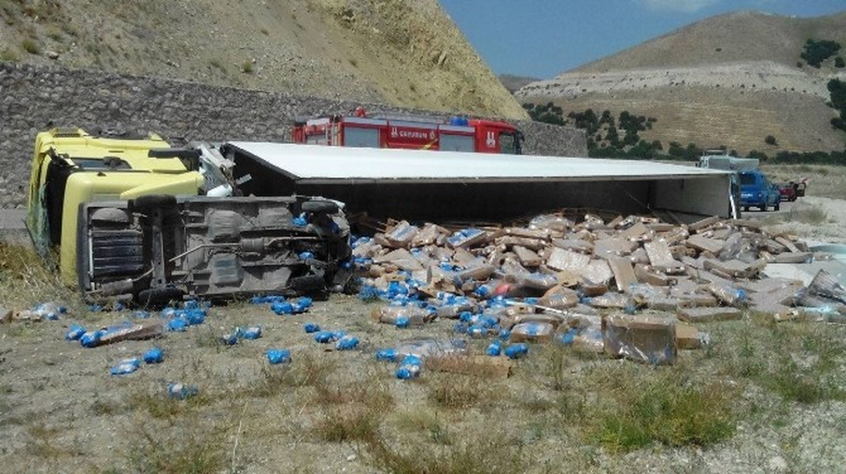 Tır\'la Otomobil Çarpıştı 2 Yaralı